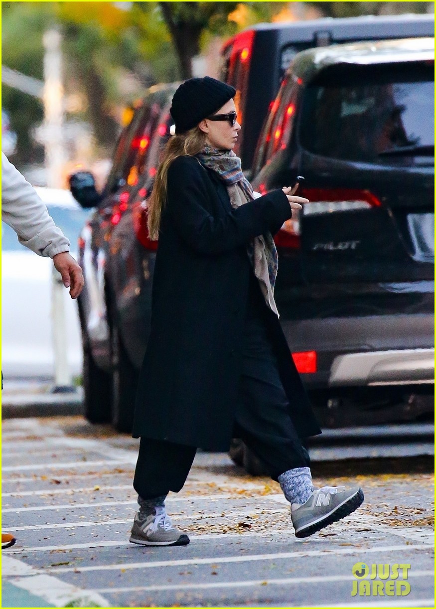 mary kate ashley olsen bundle up while leaving their office 014841385
