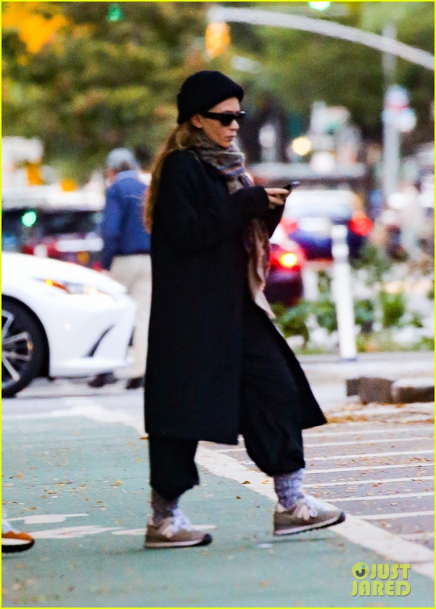 mary kate ashley olsen bundle up while leaving their office 034841387