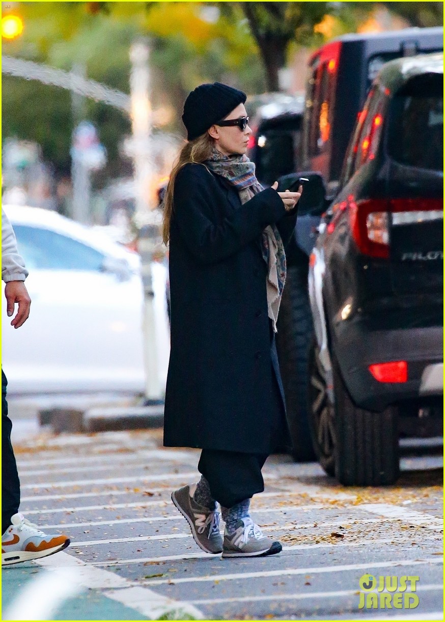 mary kate ashley olsen bundle up while leaving their office 114841395