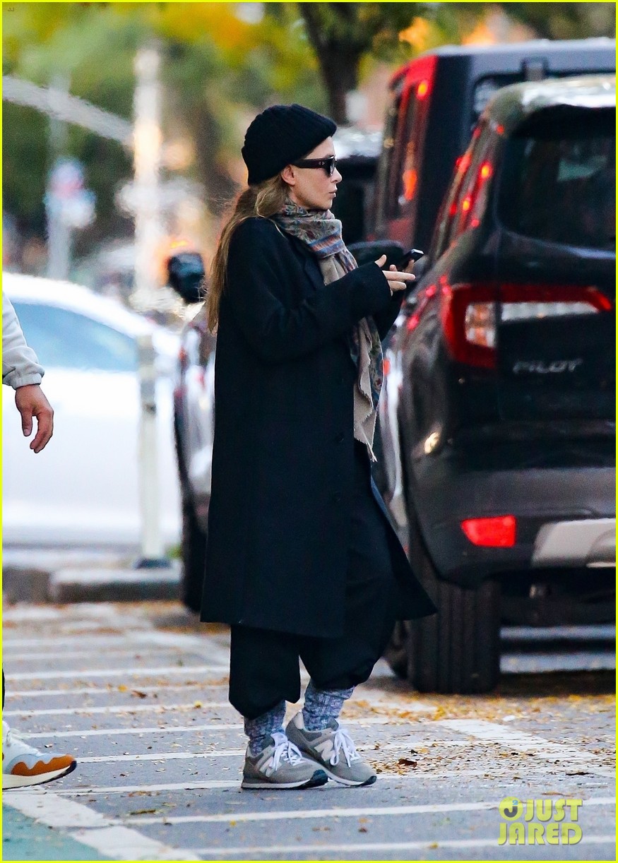 mary kate ashley olsen bundle up while leaving their office 124841396