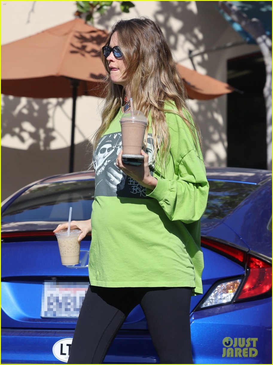photo-behati-prinsloo-baby-bump-in-beastie-boys-shirt-04-photo