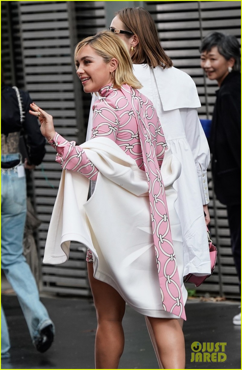 erklære Touhou Prøve Florence Pugh Goes Retro In A Pink Patterned Dress For Valentino's Paris  Fashion Week Show: Photo 4831294 | Florence Pugh Photos | Just Jared:  Entertainment News
