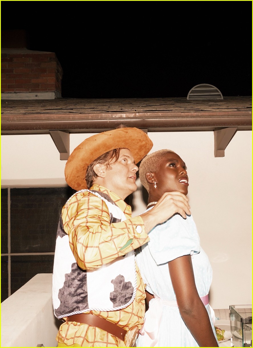 Kristen Stewart, Joshua Jackson, Jodie TurnerSmith, & More Stars Dress