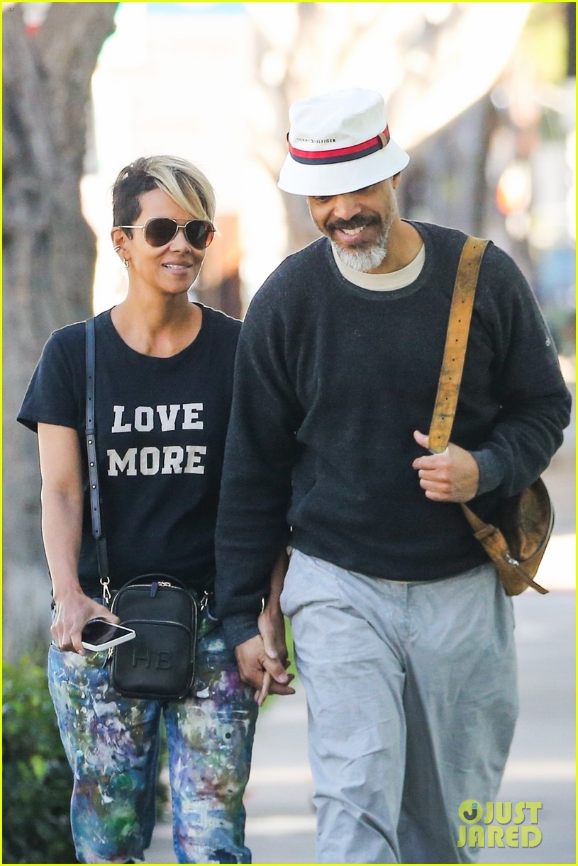 halle berry van hunt hold hands out grocery shopping 014858670