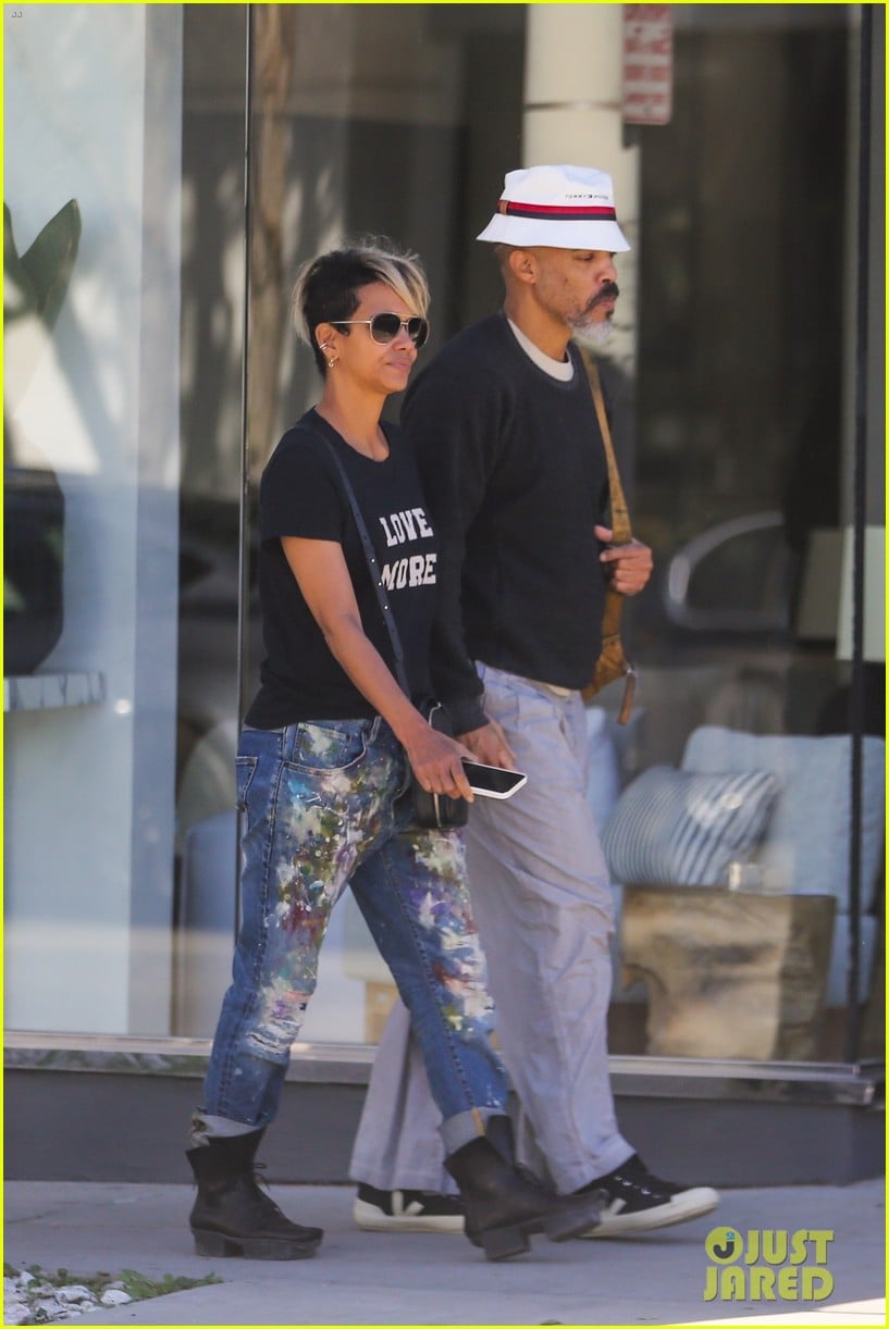 halle berry van hunt hold hands out grocery shopping 024858671