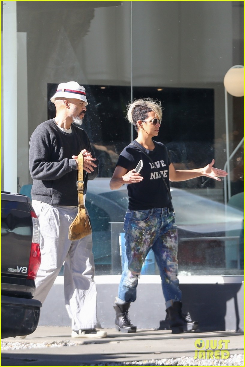 halle berry van hunt hold hands out grocery shopping 034858672