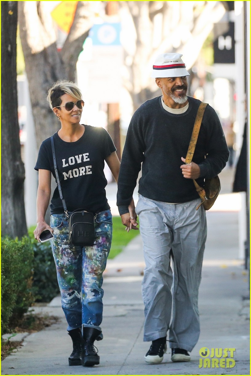 halle berry van hunt hold hands out grocery shopping 054858674