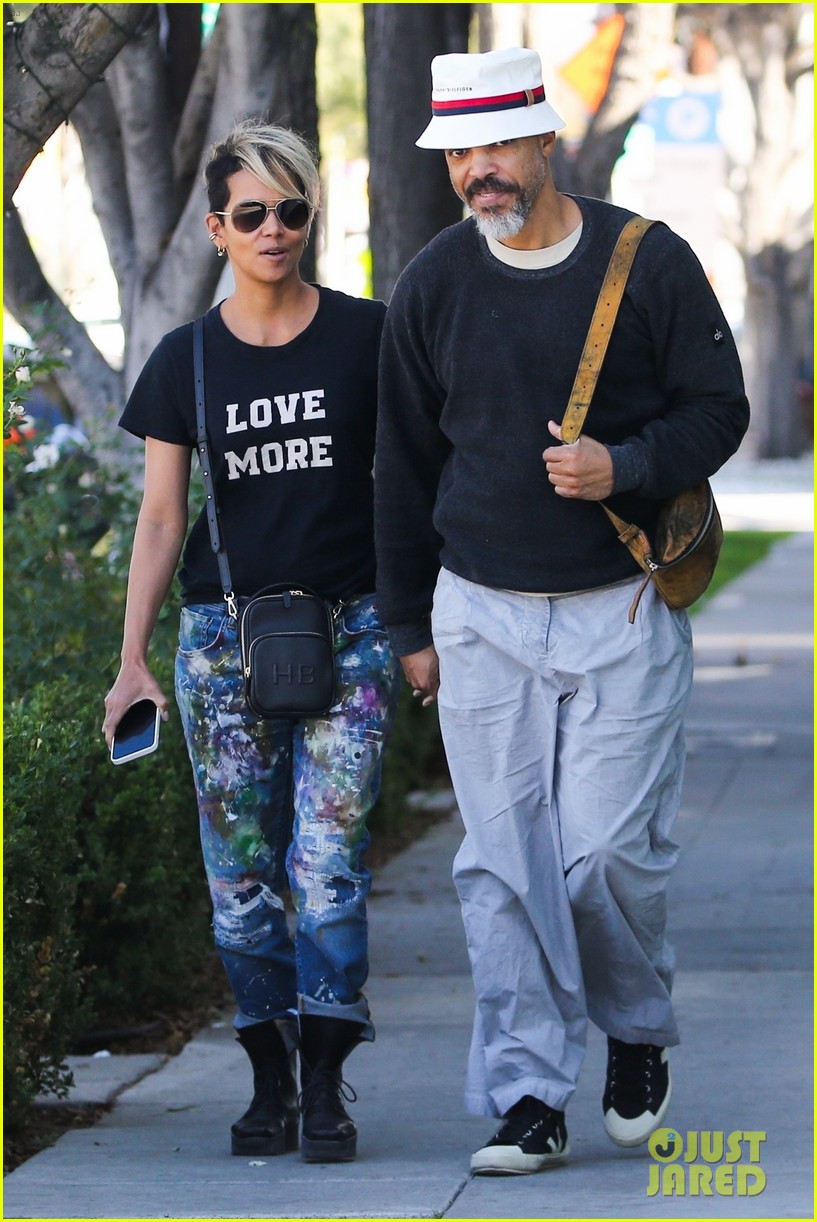 halle berry van hunt hold hands out grocery shopping 084858677
