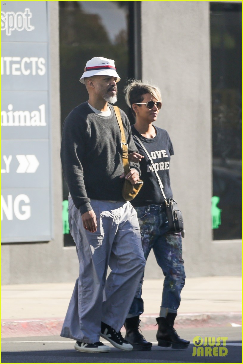 halle berry van hunt hold hands out grocery shopping 124858681