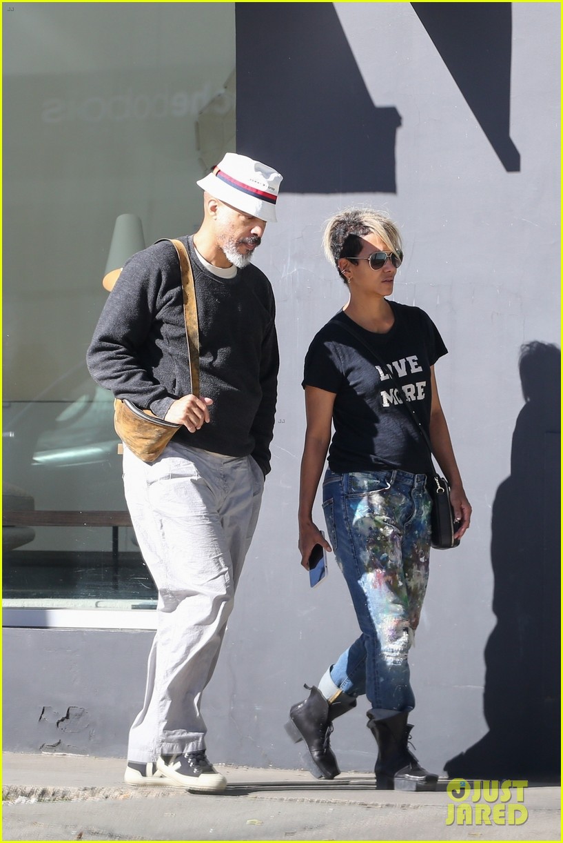 halle berry van hunt hold hands out grocery shopping 164858685