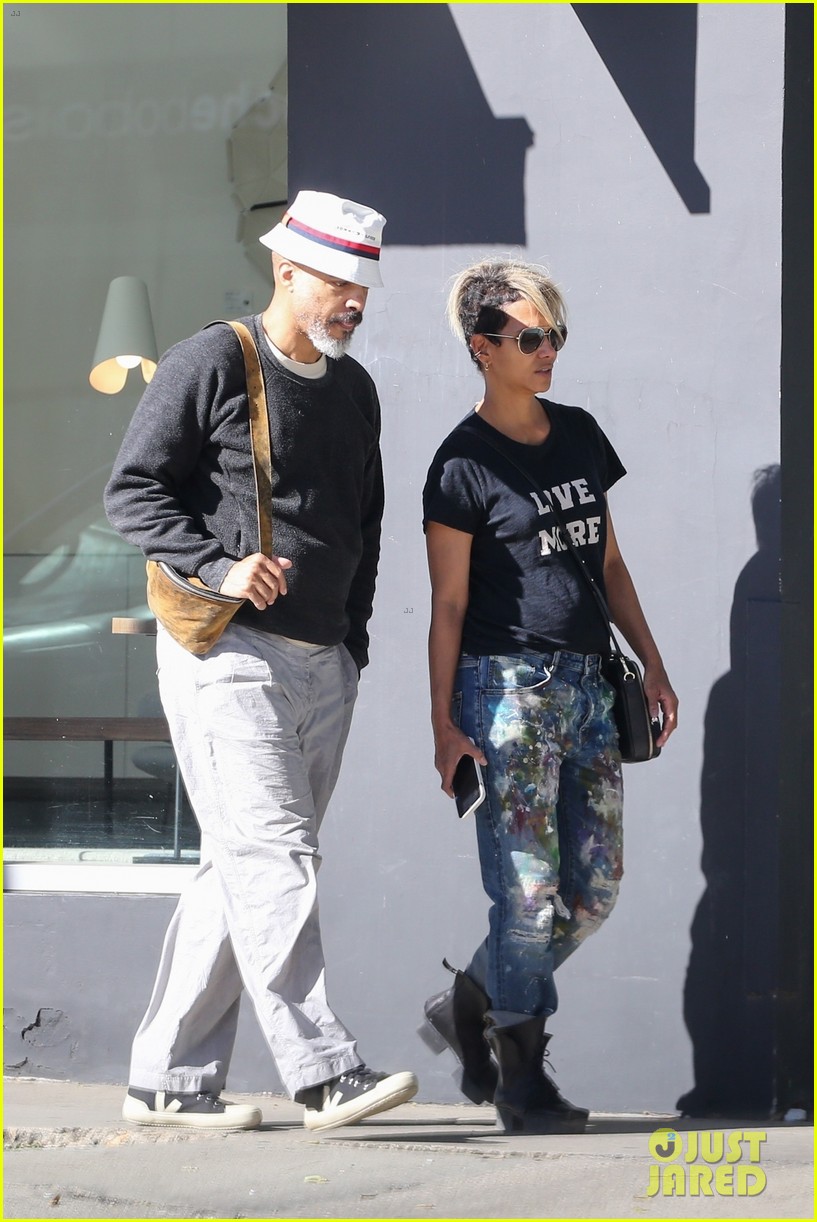 halle berry van hunt hold hands out grocery shopping 174858686