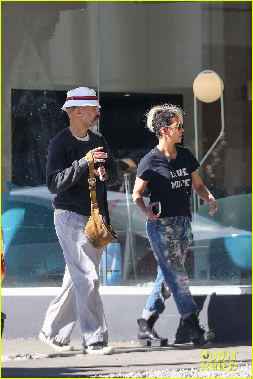 halle berry van hunt hold hands out grocery shopping 224858691