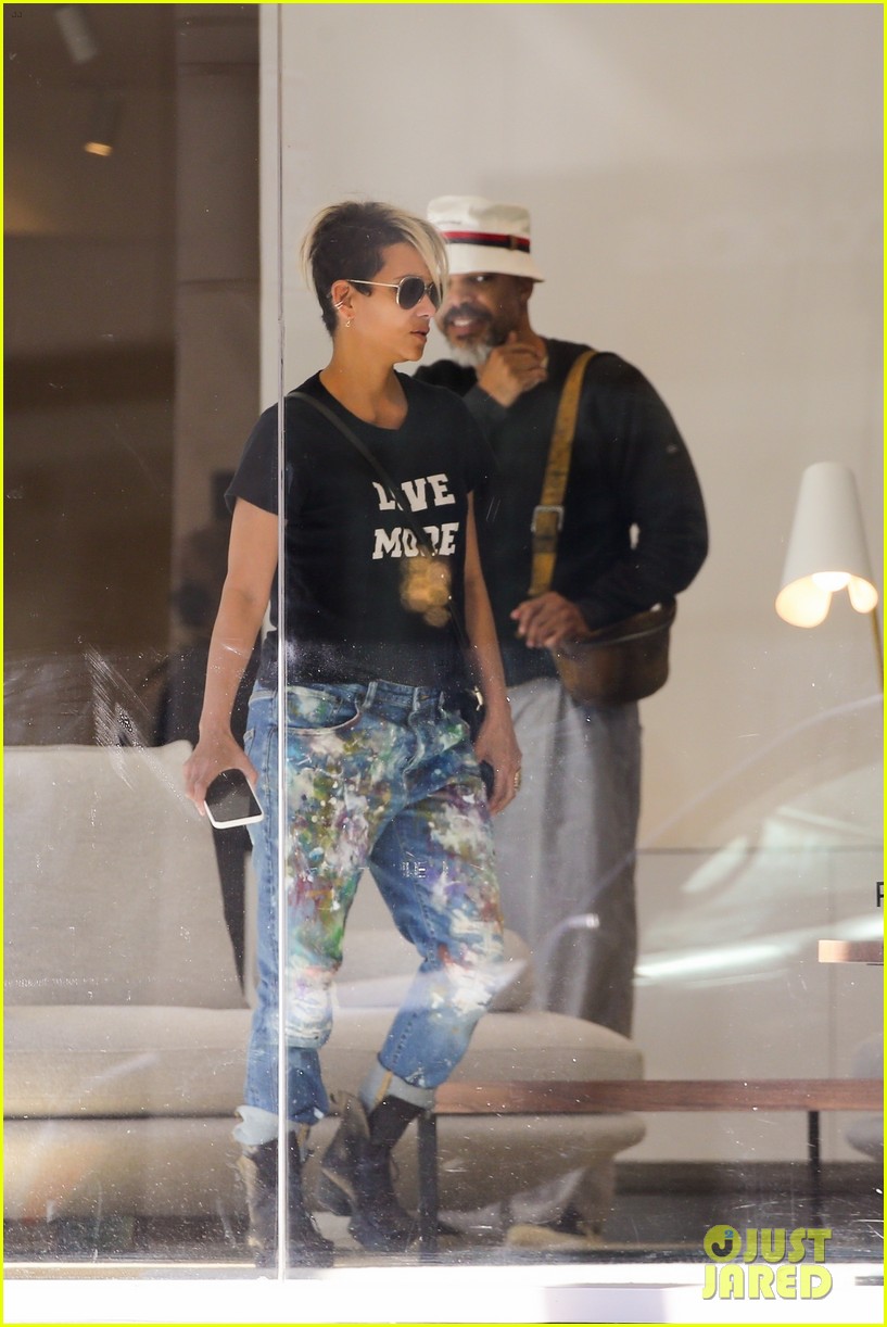 halle berry van hunt hold hands out grocery shopping 304858699