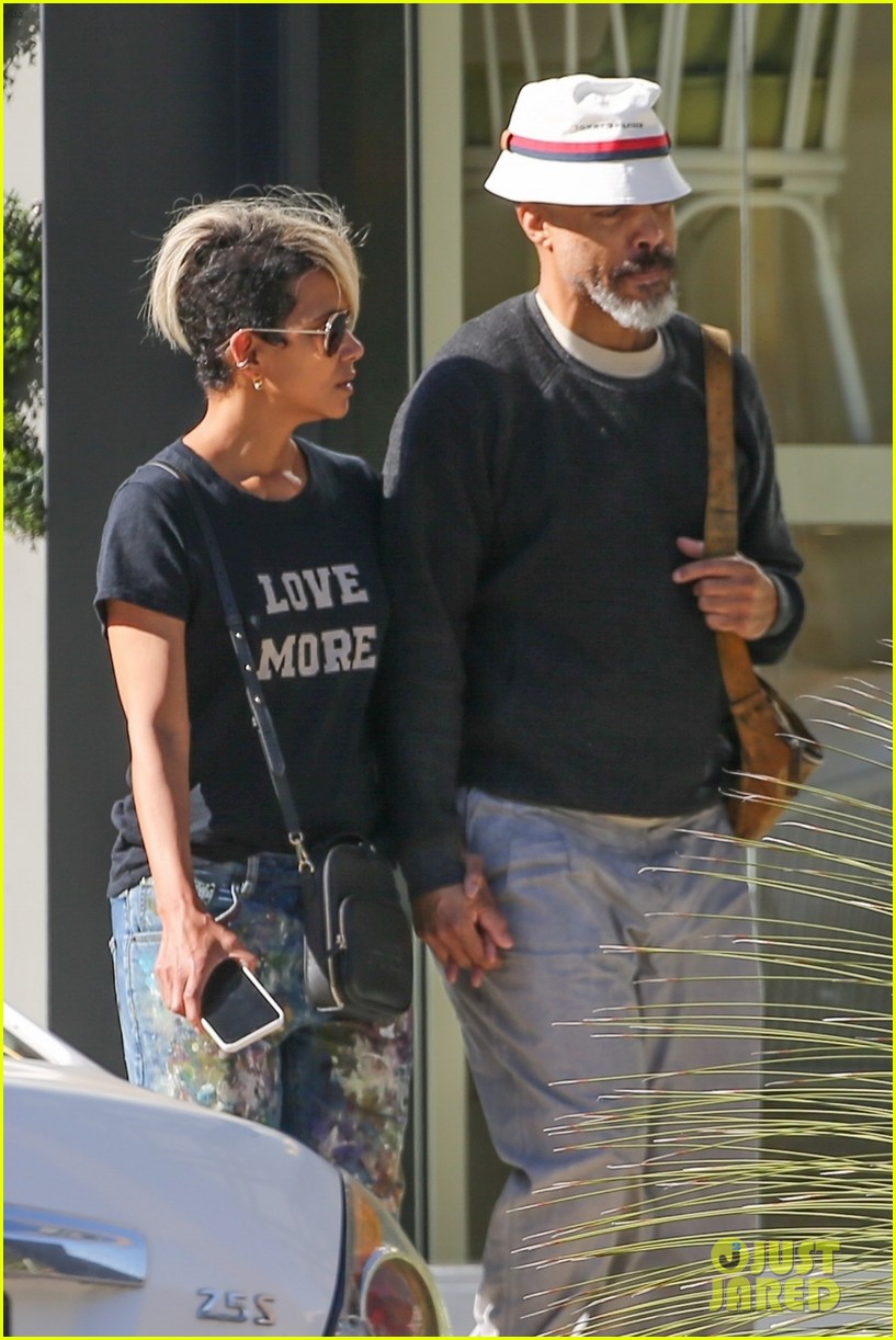halle berry van hunt hold hands out grocery shopping 414858710