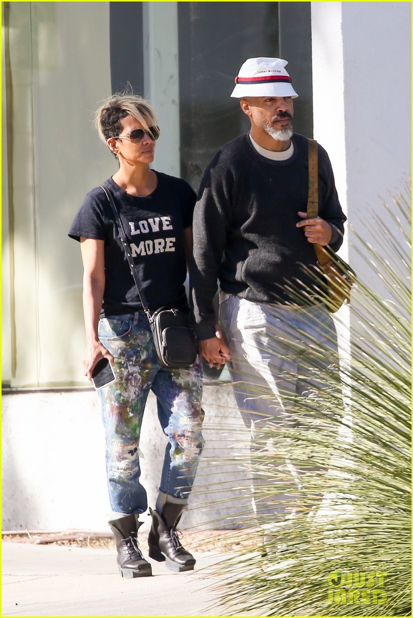 halle berry van hunt hold hands out grocery shopping 424858711