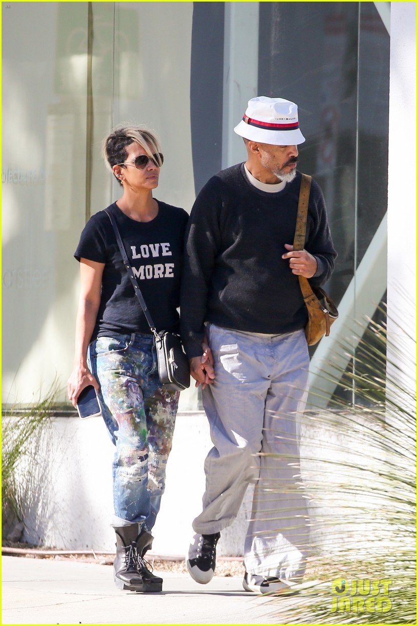 halle berry van hunt hold hands out grocery shopping 434858712