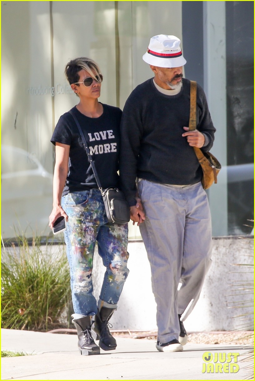 halle berry van hunt hold hands out grocery shopping 444858713