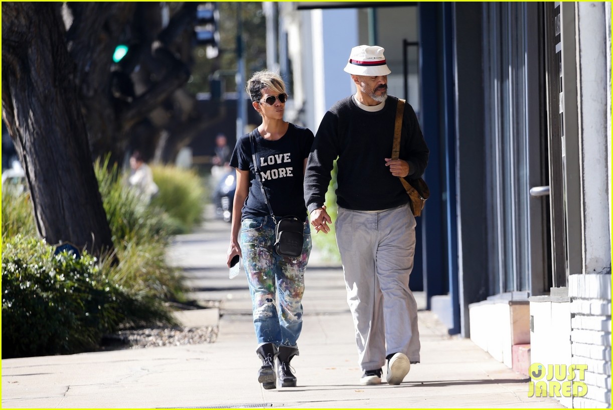 halle berry van hunt hold hands out grocery shopping 454858714