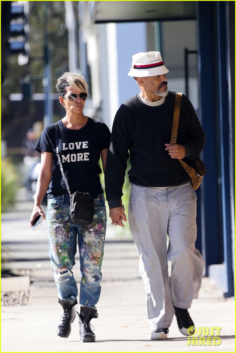 halle berry van hunt hold hands out grocery shopping 464858715