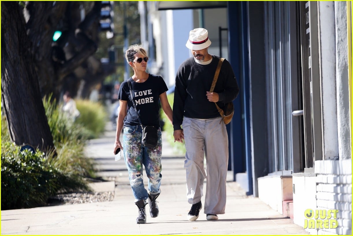 halle berry van hunt hold hands out grocery shopping 474858716