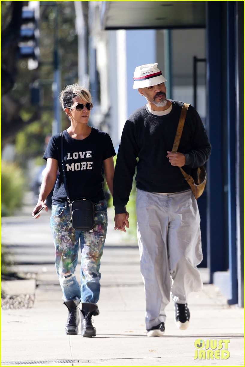 halle berry van hunt hold hands out grocery shopping 484858717