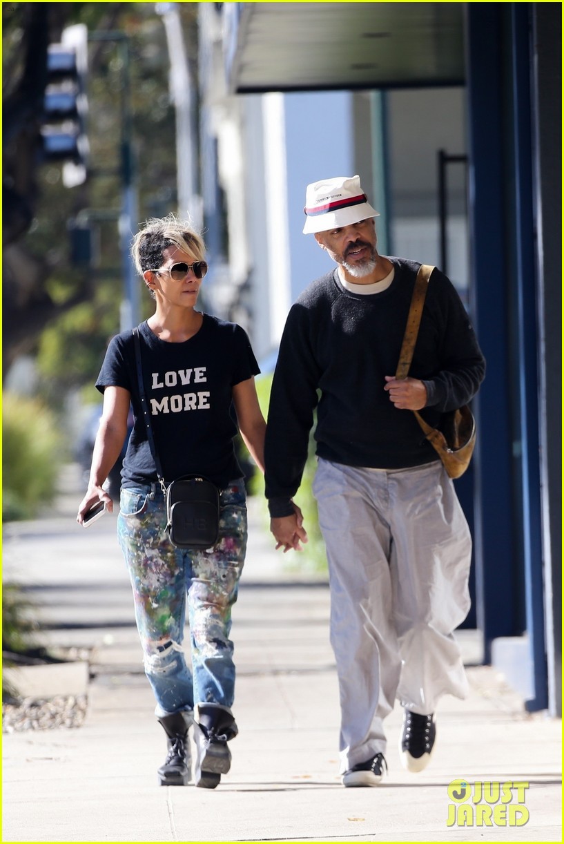 halle berry van hunt hold hands out grocery shopping 494858718