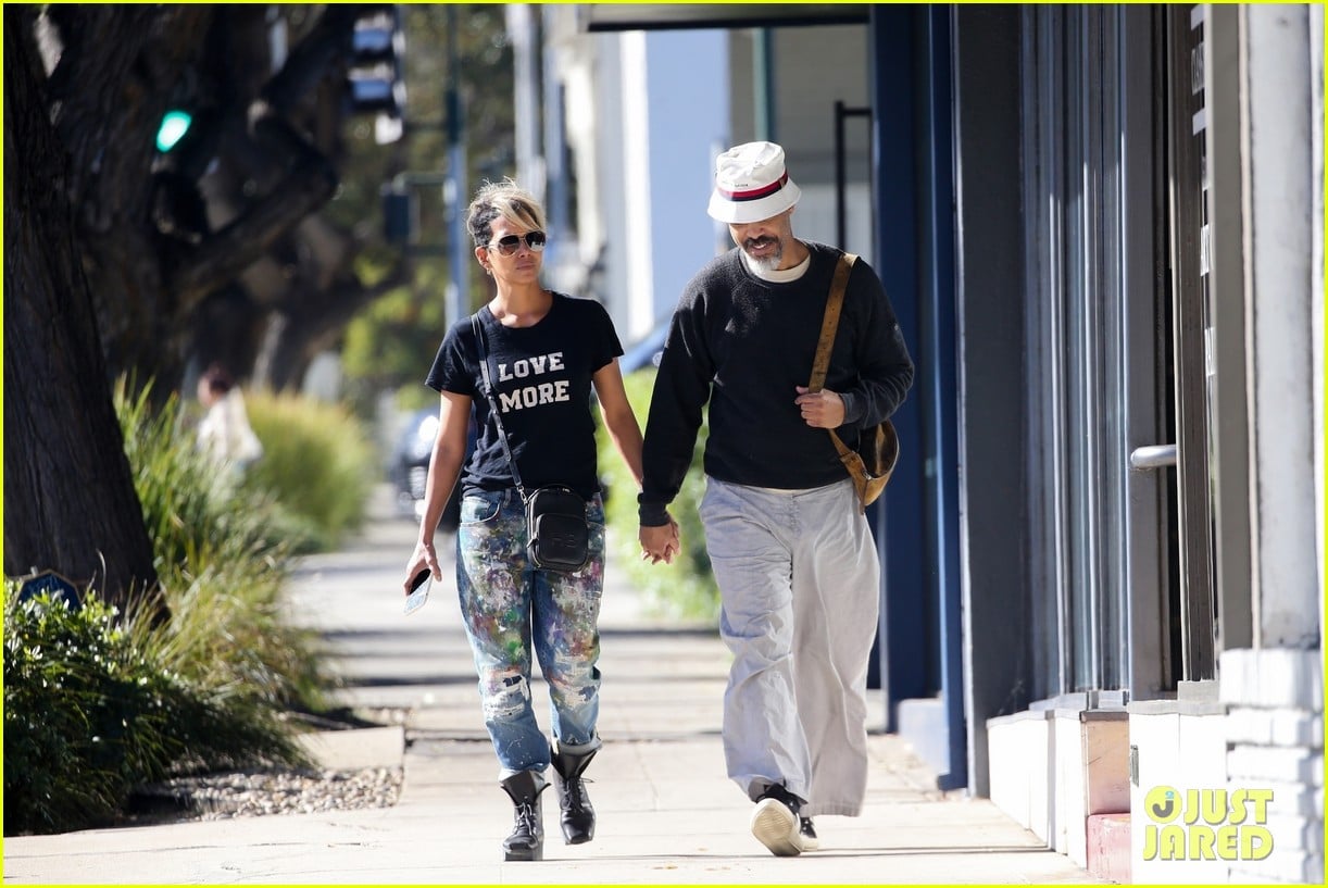 halle berry van hunt hold hands out grocery shopping 504858719