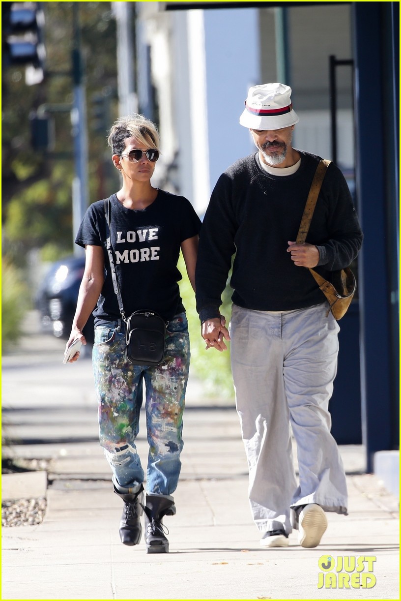 halle berry van hunt hold hands out grocery shopping 514858720