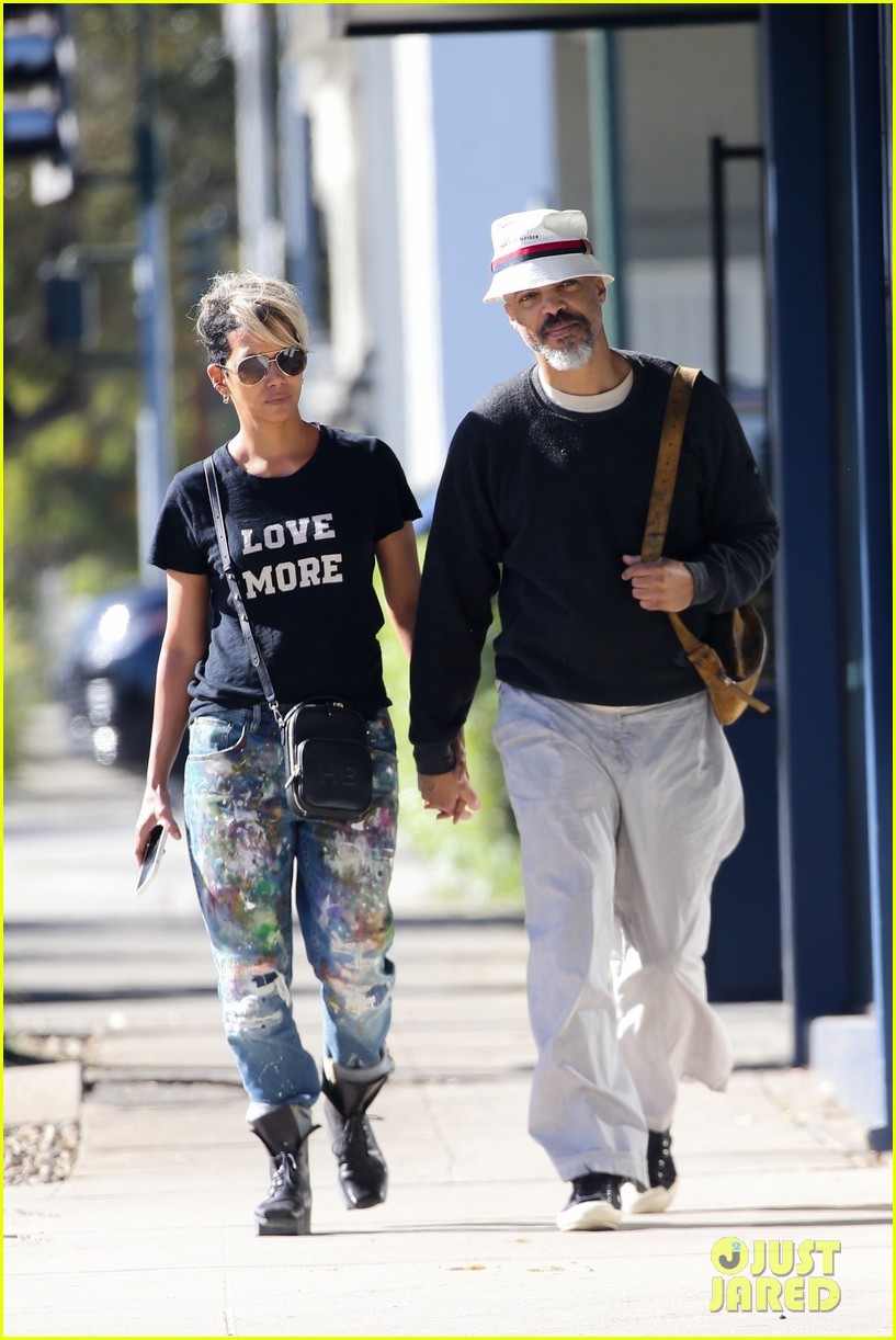 halle berry van hunt hold hands out grocery shopping 524858721