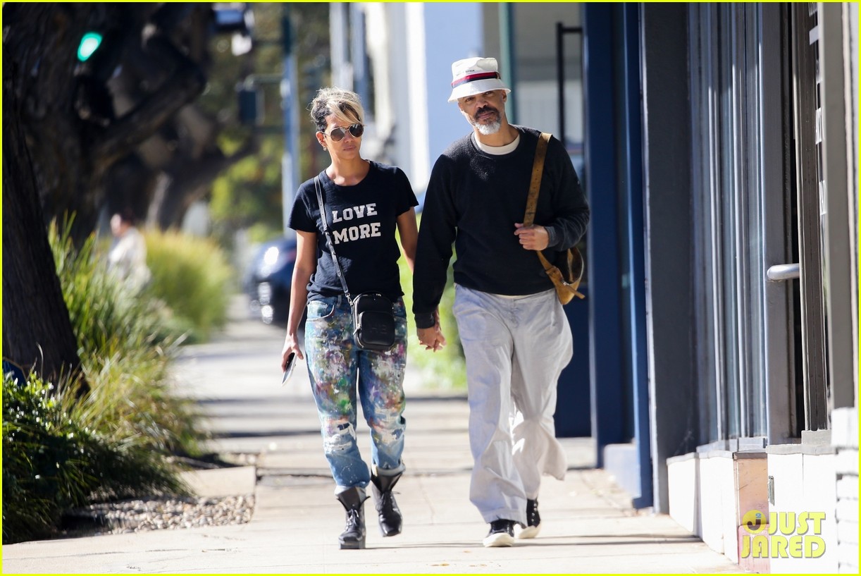 halle berry van hunt hold hands out grocery shopping 534858722