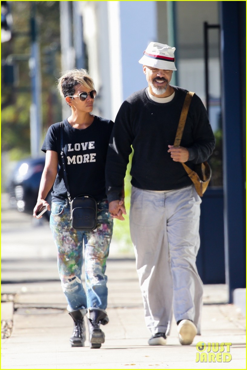 halle berry van hunt hold hands out grocery shopping 544858723