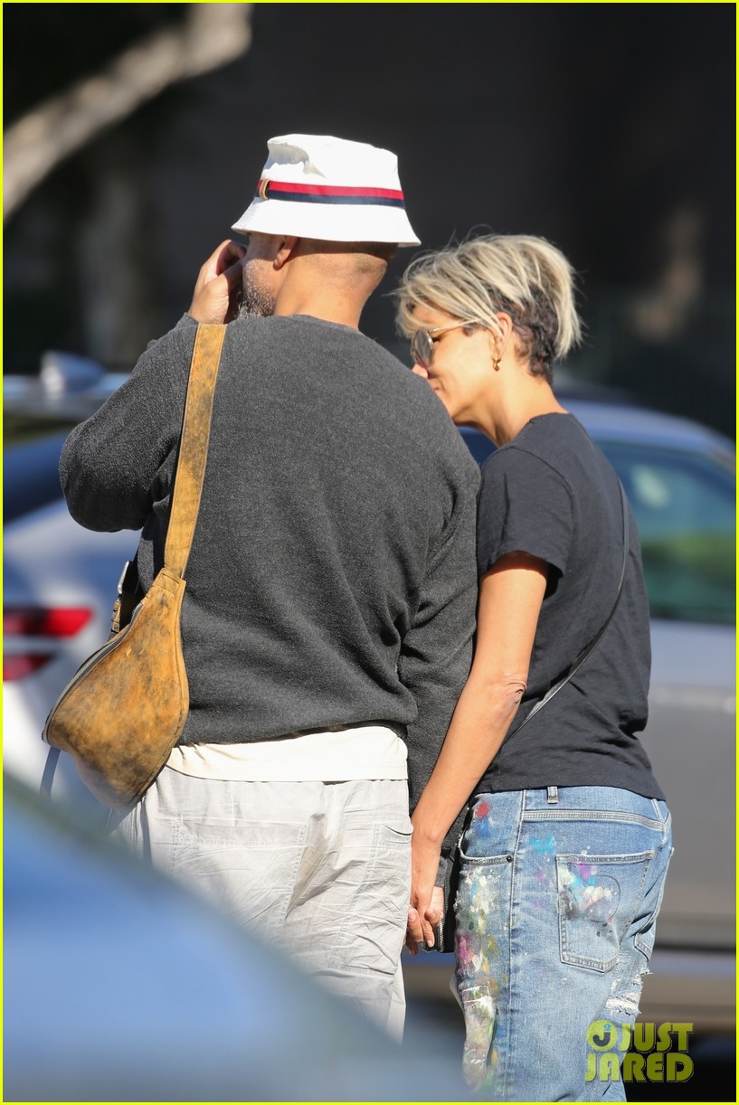 halle berry van hunt hold hands out grocery shopping 554858724