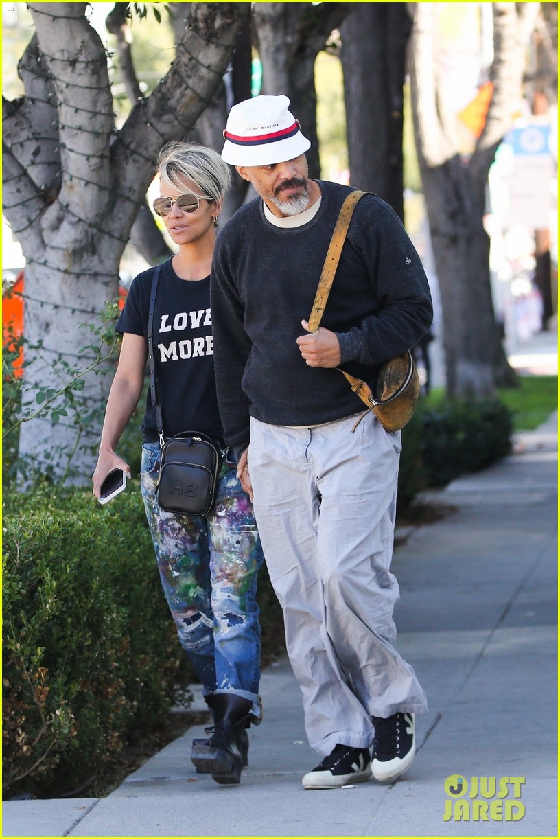 halle berry van hunt hold hands out grocery shopping 574858726