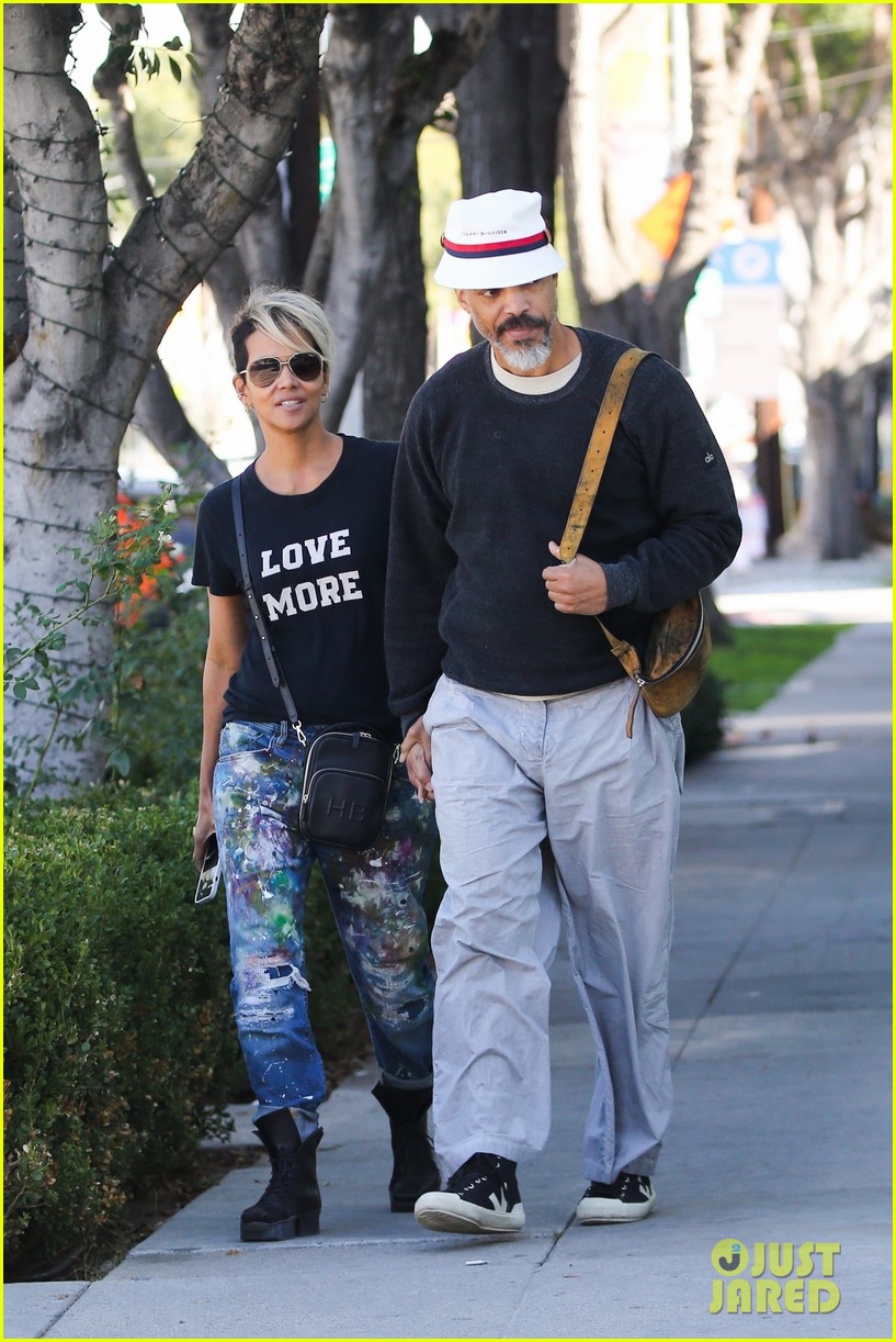 halle berry van hunt hold hands out grocery shopping 584858727