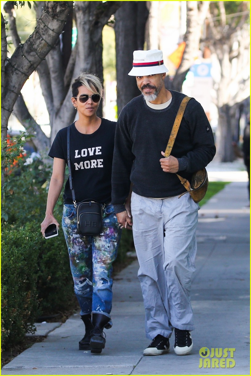 halle berry van hunt hold hands out grocery shopping 604858729