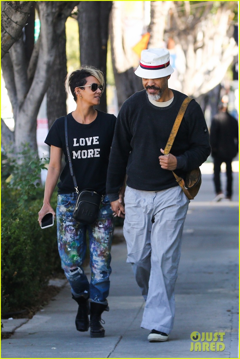 halle berry van hunt hold hands out grocery shopping 614858730