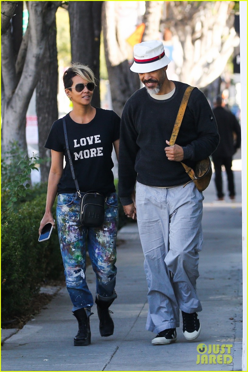 halle berry van hunt hold hands out grocery shopping 624858731