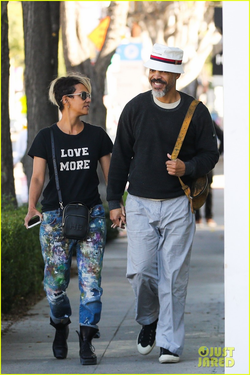 halle berry van hunt hold hands out grocery shopping 634858732