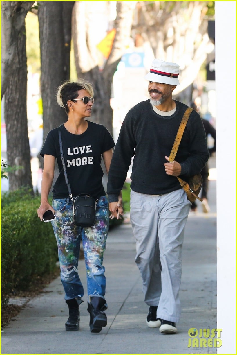 halle berry van hunt hold hands out grocery shopping 644858733