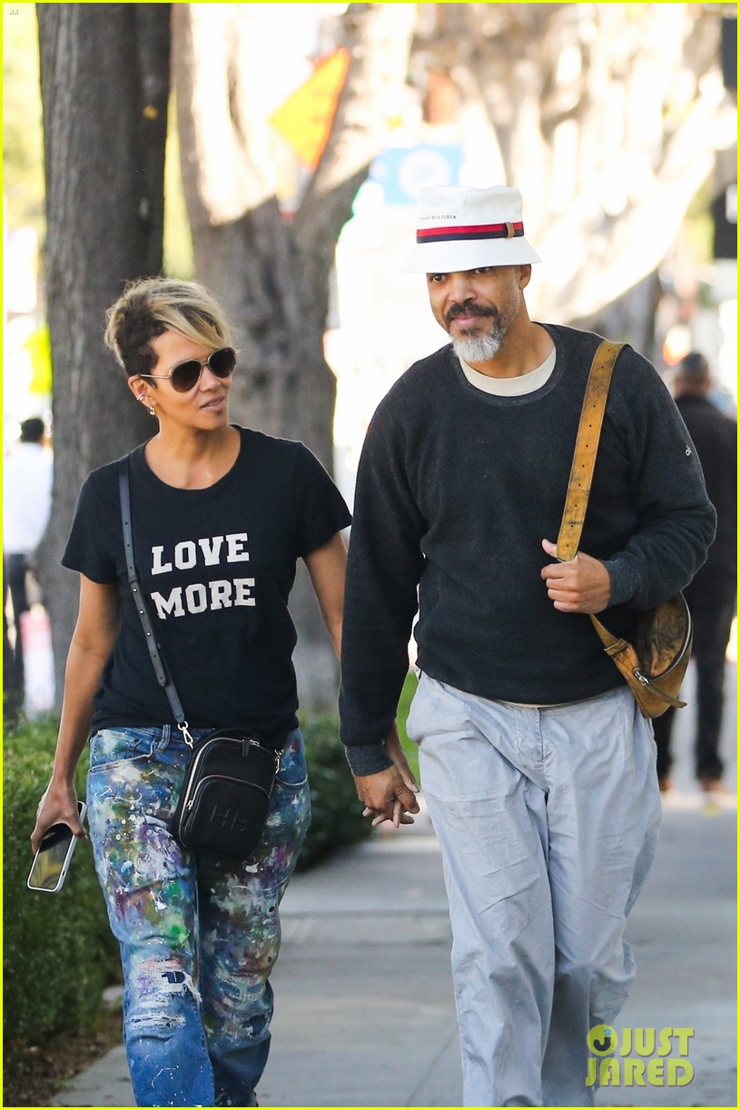 halle berry van hunt hold hands out grocery shopping 654858734