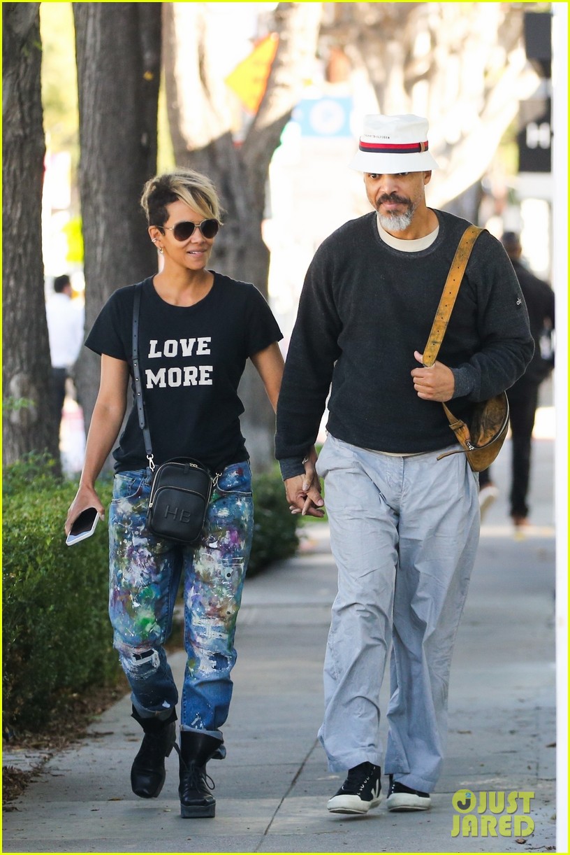 halle berry van hunt hold hands out grocery shopping 664858735