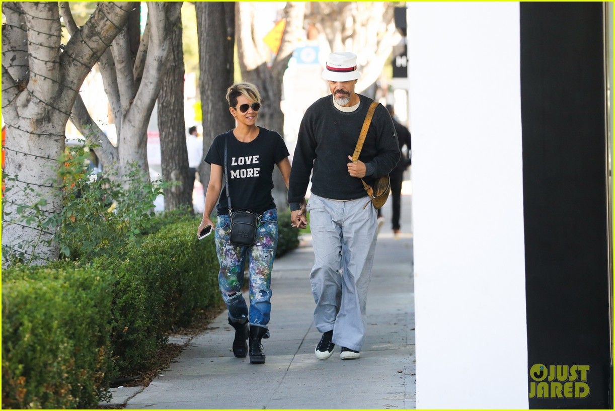 halle berry van hunt hold hands out grocery shopping 674858736