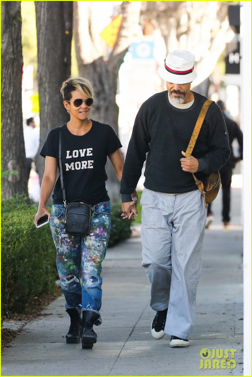halle berry van hunt hold hands out grocery shopping 684858737