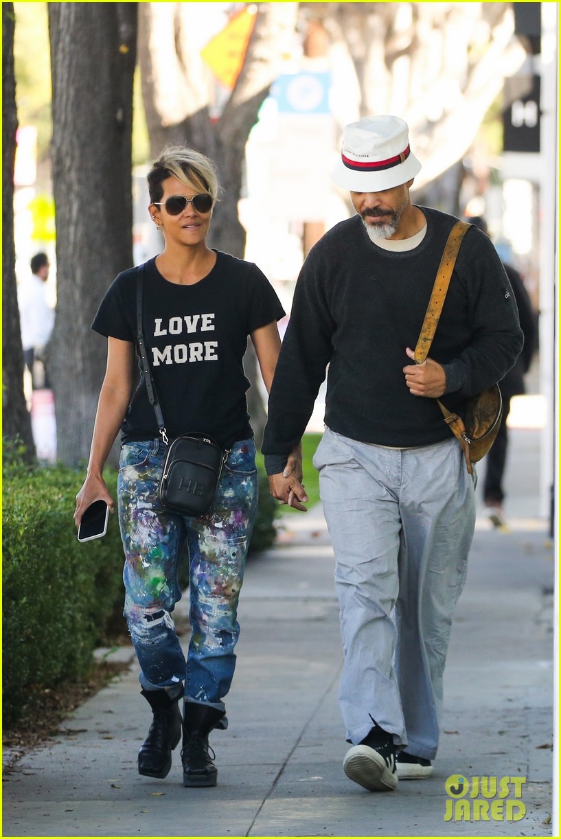 halle berry van hunt hold hands out grocery shopping 694858738