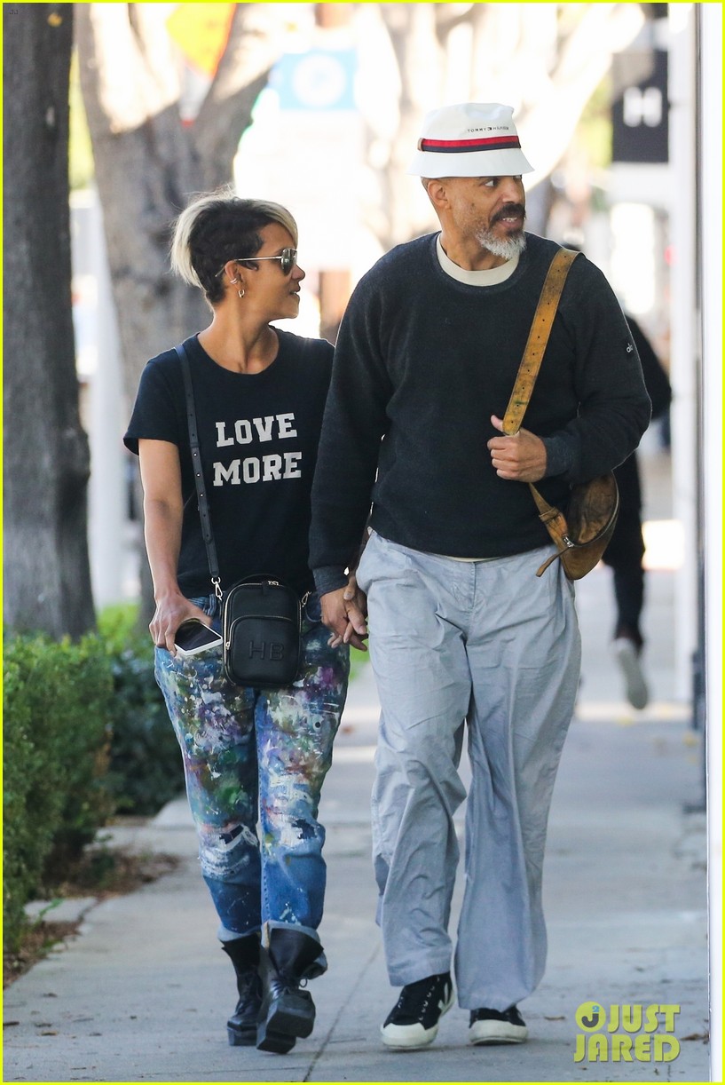 halle berry van hunt hold hands out grocery shopping 704858739