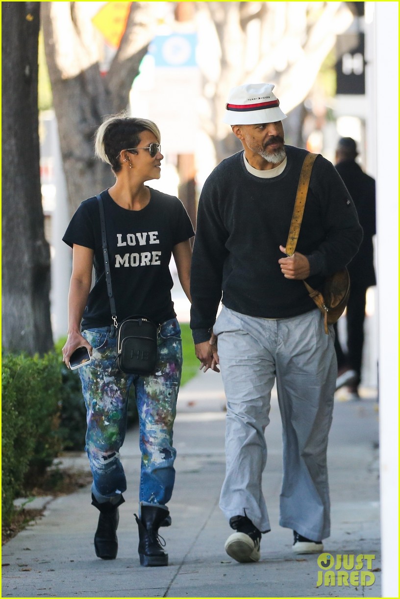 halle berry van hunt hold hands out grocery shopping 714858740