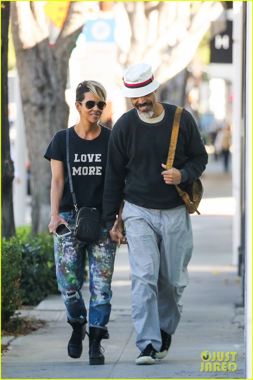 halle berry van hunt hold hands out grocery shopping 764858745