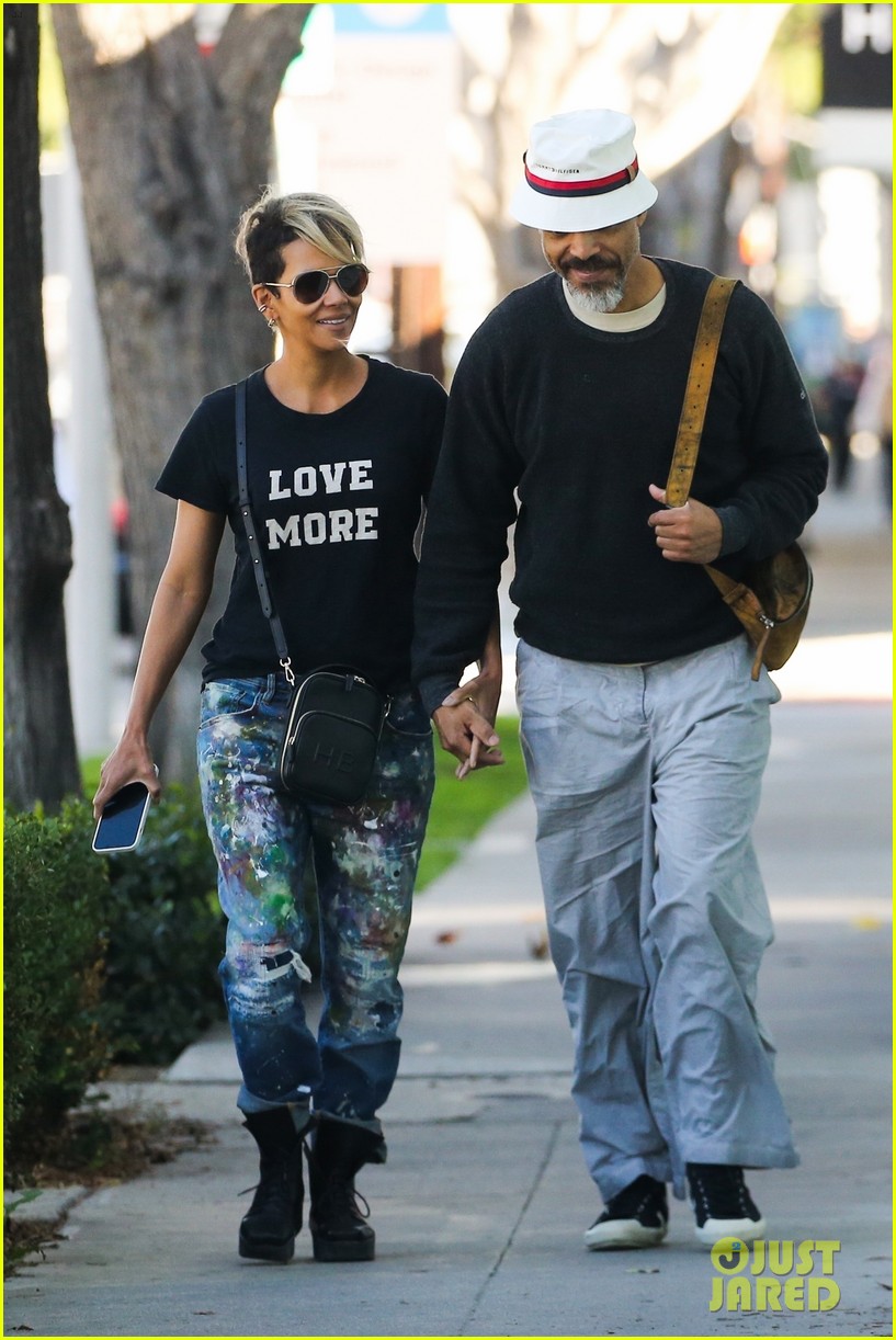 halle berry van hunt hold hands out grocery shopping 784858747
