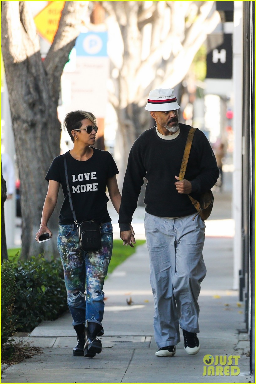 halle berry van hunt hold hands out grocery shopping 794858748