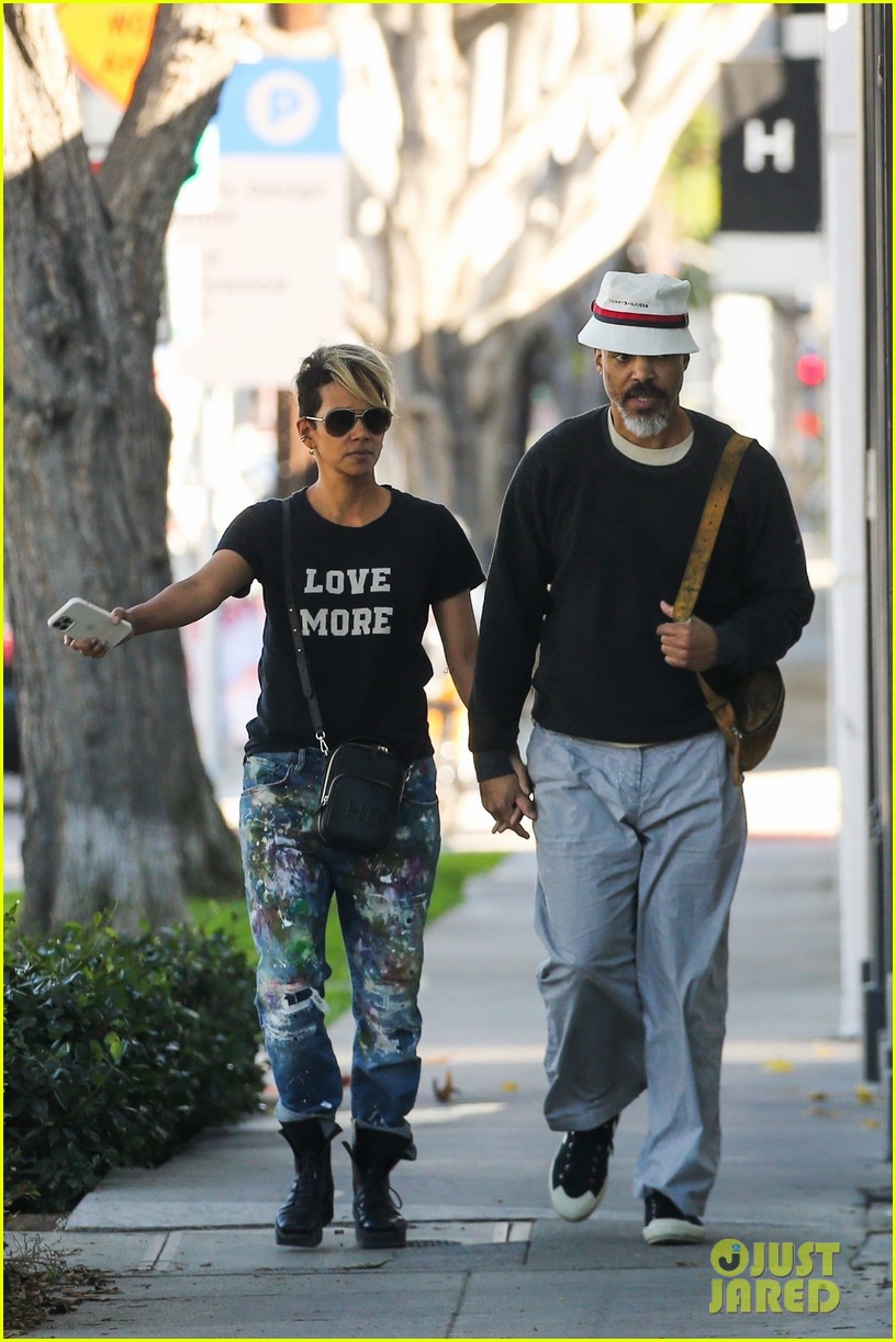 halle berry van hunt hold hands out grocery shopping 804858749